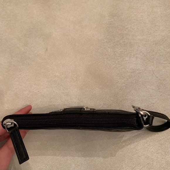 guess // wristlet - Picture 4 of 8